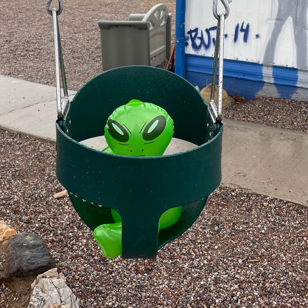 Inflatable baby alien - Picture 2 of 2